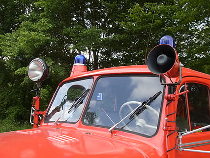 auto, vecchi tempi, fuoco, rosso, corno, segnale, luce blu, riflettore, camion dei pompieri, albero, veicolo terrestre, pianta, modo di trasporto, mezzi di trasporto, giorno, natura, crescita, nessuno, all'aperto, camion, luce del sole, attrezzatura per l'illuminazione, veicolo a motore, occupazione, protezione, 2K, CC0, dominio pubblico, privo di copyright