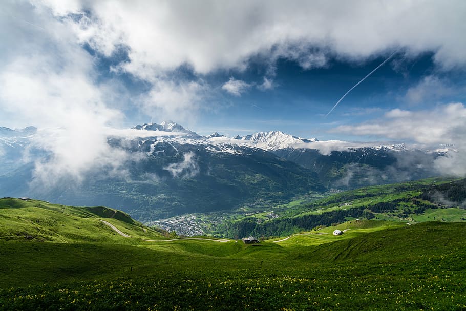 foto de paisatge, verd, cim de muntanya, ennuvolat, cel, muntanya, primavera, núvols, neu, blau, blanc, alpes, escalada, naturalesa, a l'aire lliure, senderisme, pic, paisatge, alpinista, penya-segat, viatjar, superior, activitat, trekking, altitud, vista, gran angle, dom, aventura, viatge, alt, estiu, prat, escenics, turó, herba, núvol - cel, europa, Alps europeus, escenics - natura, medi ambient, bellesa a la natura, terra, Serra, color verd, escena tranquil·la, temperatura de fred, escena no urbana, tranquil·litat, camp, idíl·lic, cap gent, muntanya nevada, 5K