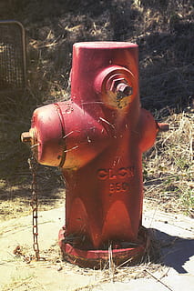 schmutzig, Feuer, Feuerhydrant, Feuerwehrmann, alt, rot, warm, Wasser, Tag, keine Leute, Sonnenlicht, Natur, Metall, Feld, Land, Sicherheit, Schutz, draußen, Nahansicht, Container, verlassen, Pflanze, rostig, die Architektur, 5K, CC0, gemeinfrei, lizenzfrei