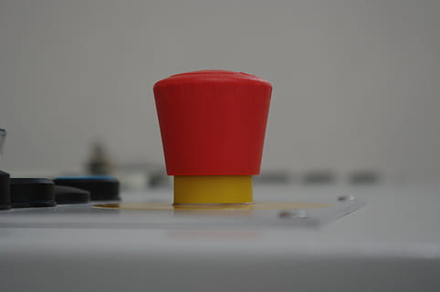 interrupteur d'arrêt d'urgence, rouge, commutateur, Arrêtez, électriquement, alarme, électrique, interrupteur d'urgence, bouton, La technologie, boîte de commutation, Aidez-moi, à l'intérieur, fermer, personne, prise de vue en studio, nature morte, fond gris, gris, table, mise au point sélective, bleu, objet unique, jaune, espace de copie, santé et médecine, fond blanc, groupe d'objets, mouvement, choix, 4K, CC0, domaine public, libre de droits