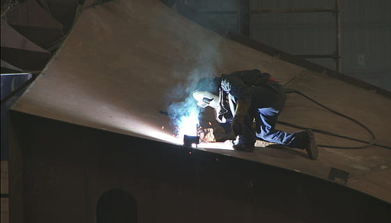 muncitor, sudor, sudare, constructie, reparație, muste, în interior, oameni adevărați, oameni, ocupaţie, bărbați, ardere, fumul - structura fizică, arhitectură, construită, natură, temperatura - temperatură, foc, vedere în unghi mare, stiluri de viață, lucru, ședință, lumina soarelui, montare pe perete, doi oameni, 1080P, CC0, domeniu public, fără drepturi de autor