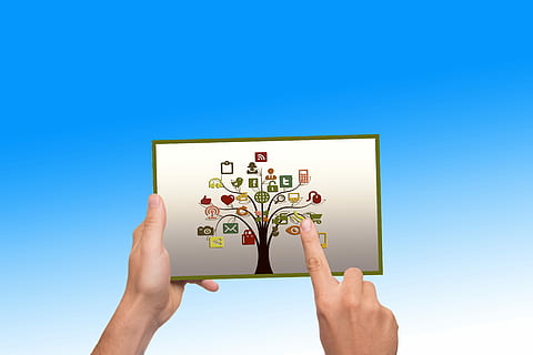 hånd, ta på, flyte, konseptuelle, sosial, media, struktur, nettverk, presentasjon, logo, sosiale medier, internett, facebook, Google, multimedia, ikon, sosialt nettverk, grener, sammen, ordning, blog, radio, pinte, twitter, data, informasjon, menneskelig hånd, menneskelig kroppsdel, himmel, holding, blå, én person, voksen, kopiere plass, natur, klar himmel, utendørs, kreativitet, nærbilde, ung voksen, dag, teknologi, menneskelig arm, menneskelig lem, blå bakgrunn, finger, 5K, CC0, offentlig domene, opphavsrett gratis