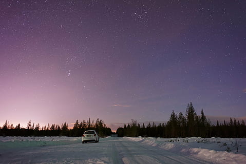 bílý, vozidlo, cestování, zasněžený, silnice, strom, hvězdnou oblohu, auto, sníh, hvězdnatý, nebe, mrak, stromy, rostlina, Příroda, venkovní, zimní, les, výlet, cestovat, studená teplota, noc, scén, klidné scény, krajina, nikdo, venku, scenics - příroda, krása v přírodě, hvězda - prostor, astronomie, klid, prostor, galaxie, idylický, souhvězdí, sněží, prostor a astronomie, 5K, CC0, veřejná doména, bez autorských práv