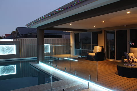 alimenté, guirlandes lumineuses, gouttière, patio, arrière-cour, platelage, éclairage de piscine, éclairage de pont, vie de luxe, architecture, illuminé, structure construite, moderne, extérieur du bâtiment, richesse, luxe, verre - matériel, bâtiment, siège, bassin, la fenêtre, matériel d'éclairage, piscine, personne, nuit, réflexion, un hôtel, crépuscule, en plein air, sol, 1080P, CC0, domaine public, libre de droits