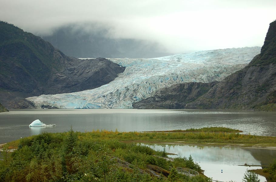 cos, aigua, negre, muntanyes, envoltat, plantes, llac, iceberg, glacera, núvol, riu, muntanya, gel, banc, gras, alaska, canvi climàtic, Glacera mendenhall, bosc nacional de tongass, juneau, escenics - natura, bellesa a la natura, reflexió, medi ambient, escena tranquil·la, tranquil·litat, paisatge, naturalesa, Serra, boira, cel, temperatura de fred, cap gent, dia, núvol - cel, a l'aire lliure, cim de muntanya, 2K