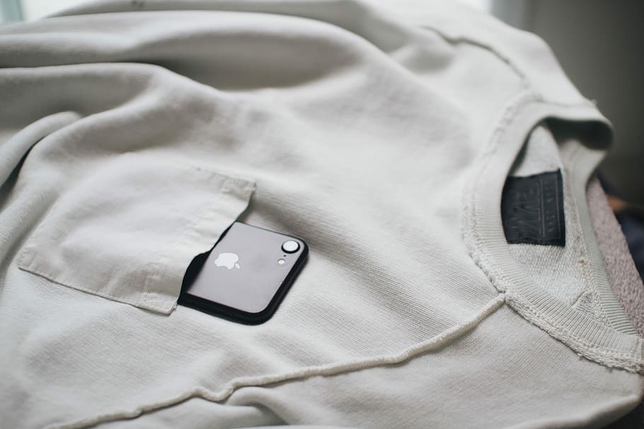 samarreta de coll blanc escotada, espai, gris, iphone 7, endins, butxaca, samarreta al coll, iphone, smartphone, poma, mac, telèfon mòbil, dessuadora, samarreta, mínim, suèter, còmode, acollidor, minimalista, netejar, roba, primer pla, detall, casa, hivern, imprescindible, comunicació, camisa de botó, tecnologia, connexió, tecnologia sense fils, tir de l'estudi, cap gent, a l'interior, tèxtil, Color blanc, cinturó, botó, primer pla extrem, jaqueta, sol objecte, accessori personal, peça, 5K