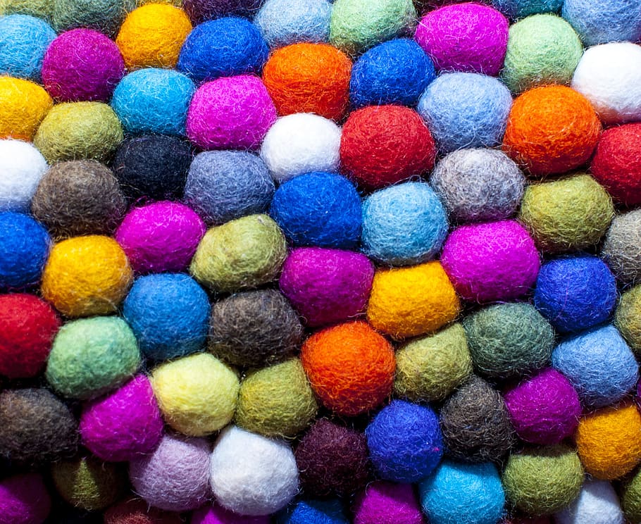 pila, coixins de boles de colors variats, colorit, color, textura, patró, multicolor, gran grup d'objectes, elecció, variació, marc complet, fons, cap gent, abundància, art i artesania, llana, a l'interior, natura morta, arranjament, tèxtil, vista d’angle alt, col · lecció, creativitat, primer pla, a la venda, venda al detall, temptació, 2K