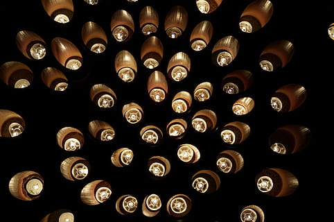 lanterna, fogo, bambu, lanterna de bambu, vinho, garrafa de vinho, álcool, garrafa, adega, porão, grande grupo de objetos, dentro de casa, ninguém, refresco, abundância, bebida, origens, comida e bebida, arranjo, tiro do estúdio, fundo preto, ainda vida, forma, recipiente, ordem, vinificação, 4K, CC0, domínio público, royalty free