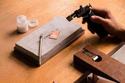 Metallbearbeitung, machen, wird bearbeitet, menschliches Körperteil, Gewehr, Hand, menschliche Hand, Pistole, Waffe, Tabelle, Holz - Material, Essen und Trinken, drinnen, Menschen, Möbel, Erwachsene, Gruppe von Objekten, Besetzung, Gruppe, halten, Getränk, Lebensmittel, kleine Gruppe von Objekten, 4K, CC0, gemeinfrei, lizenzfrei