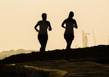 Joggen, Zahlen, Schatten, Laufen, Mädchen, Nachmittag, Silhouette, Sport, zwei Menschen, Paar - Beziehung, Menschen, Erwachsene, Stehen, Sonnenuntergang, Himmel, Lebensstile, Freizeitbeschäftigung, echte Menschen, Natur, Zusammengehörigkeit, in voller Länge, Frau, Männer, Rückansicht, Freundschaft, draußen, Schönheit in der Natur, klarer Himmel, 2K, CC0, gemeinfrei, lizenzfrei