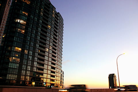 Hochhaus, Gebäude, Straße, tagsüber, Foto, Glas, bedeckt, Einrichtung, Struktur, Infrastruktur, Wolken, Himmel, Gebäudehülle, Wolkenkratzer, Stadt, die Architektur, Nacht-, beleuchtet, Sonnenuntergang, gebaute Struktur, keine Leute, Bürogebäude außen, Flachwinkelansicht, Strassenlicht, Natur, Dämmerung, Büro, modern, draußen, Wohnung, 4K