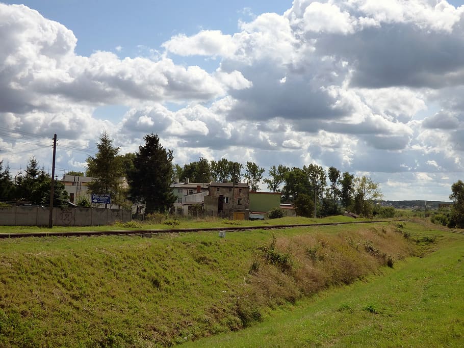 Aussicht, einfach, Grünfläche, Feld, Gras, Grün, Platz, sonnig, nach der Arbeit, Urlaub, die Aussicht auf, Wiese, Ferien, Natur, Landwirtschaft, Bauernhof, ländliche Szene, Haus, Bauernhaus, Pflanze, Himmel, wolke - himmel, Land, Landschaft, Baum, gebaute Struktur, Umgebung, die Architektur, grüne Farbe, Tag, Gebäudehülle, keine Leute, Schönheit in der Natur, Gebäude, ruhige Szene, draußen, 4K