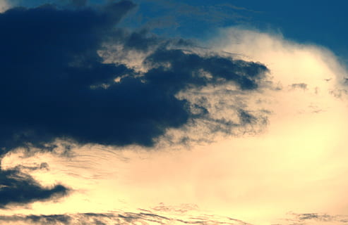 himmel, solnedgang, skyer, mørk, gult gull, gløde, lys, natur, sky - himmel, vær, clouds, utendørs, blå, sommer, sollys, bakgrunn, scenics, sol, skjønnhet i naturen, naturskjønnhet - natur, dramatisk himmel, ingen folk, rolig scene, ro, idylliske, humøraktig himmel, lav vinkel visning, miljø, meteorologi, vind, mettet farge, 2K, CC0, offentlig domene, opphavsrett gratis