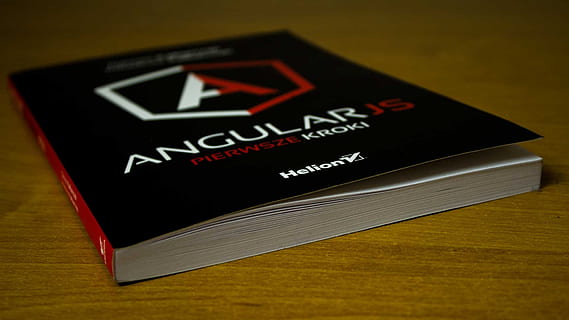 Buche es, Wissenschaft, eckige js, Buch, es, Text, Kommunikation, keine Leute, drinnen, Nahansicht, Tag, westliche Schrift, Stillleben, Tabelle, Bildung, selektiver Fokus, Veröffentlichung, farbiger Hintergrund, Holz - Material, High Angle View, Fokus auf den Vordergrund, Sicherheit, Studioaufnahme, einzelnes Objekt, Botschaft, 1080P, CC0, gemeinfrei, lizenzfrei