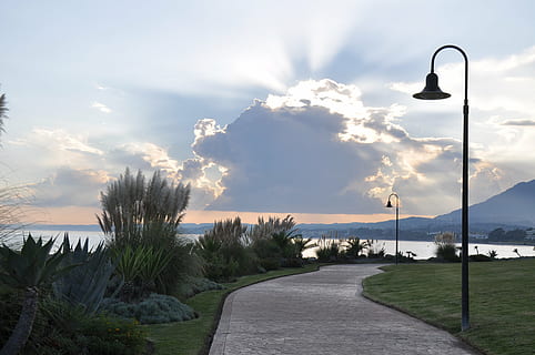 Sonnenuntergang, por do sol, Wolken, Himmel, Pfad, Park, Meer, Sonne, Strand, wolke - himmel, Strassenlicht, Straße, Lichtanlage, Pflanze, Schönheit in der Natur, Natur, Fußweg, Wasser, Szenen - Natur, der Weg nach vorn, Richtung, Ruhe, keine Leute, ruhige Szene, Gras, Baum, draußen, 4K, CC0, gemeinfrei, lizenzfrei