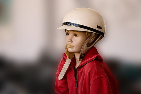 Puppe, Zahl, Gesicht, Helm, Mädchen, Modell-, Mensch, Dekoration, Kopfbedeckungen, Porträt, Kopfschuss, Kindheit, Kind, Nachwuchs, Menschen, Arbeitshelm, rot, Schutzhelm, Armeehelm, Sporthelm, Frau, drinnen, suchen, Sportausrüstung, Kleidung, 5K, CC0, gemeinfrei, lizenzfrei