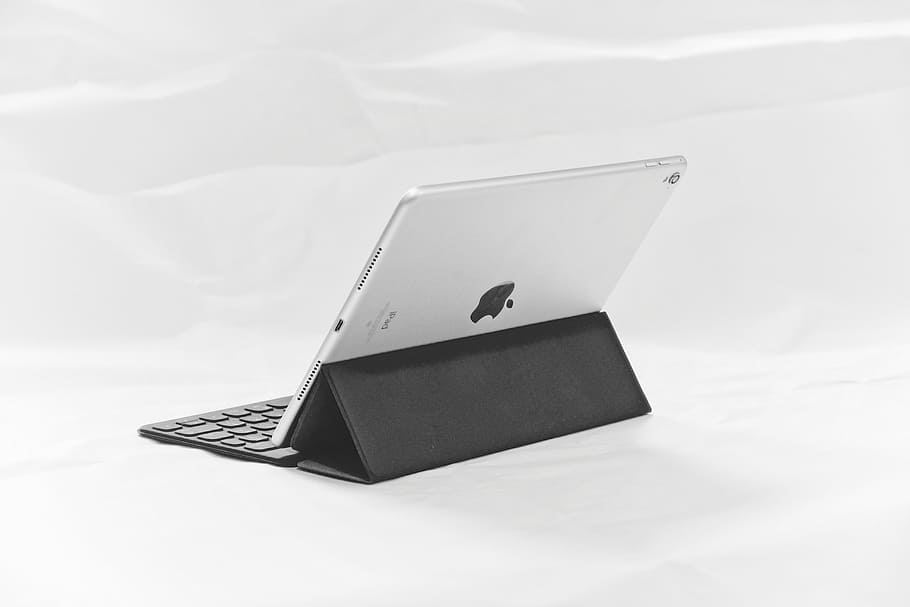 elegant, blanc, ipad, negre, teclat, tecnologia, ipad pro, mínim, dispositiu, dispositiu Apple, producte de poma, dispositiu poma, minimalista, rodatge de productes, tir de productes, gris, blanc i negre, modern, disseny modern, portàtil, cap gent, ordinador, a l'interior, natura morta, tecnologia sense fils, sol objecte, primer pla, obert, comunicació, Color blanc, connexió, paper, dos objectes, dia, equips informàtics, vista d’angle alt, còpia espai, 5K