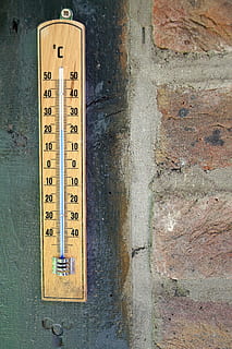 termometer coklat, termometer, derajat Celsius, skala, suhu, aussentempteratur, termometer kayu, instrumen pengukuran, fahrenheit, Celsius, cuaca, peralatan, jumlah, tidak ada orang, merapatkan, hari, fitur dinding - bangunan, ketepatan, struktur yang dibangun, suhu panas, di luar rumah, Arsitektur, masih hidup, bahan kayu, alam, tua, beton, 5K, CC0, domain publik, bebas royalti
