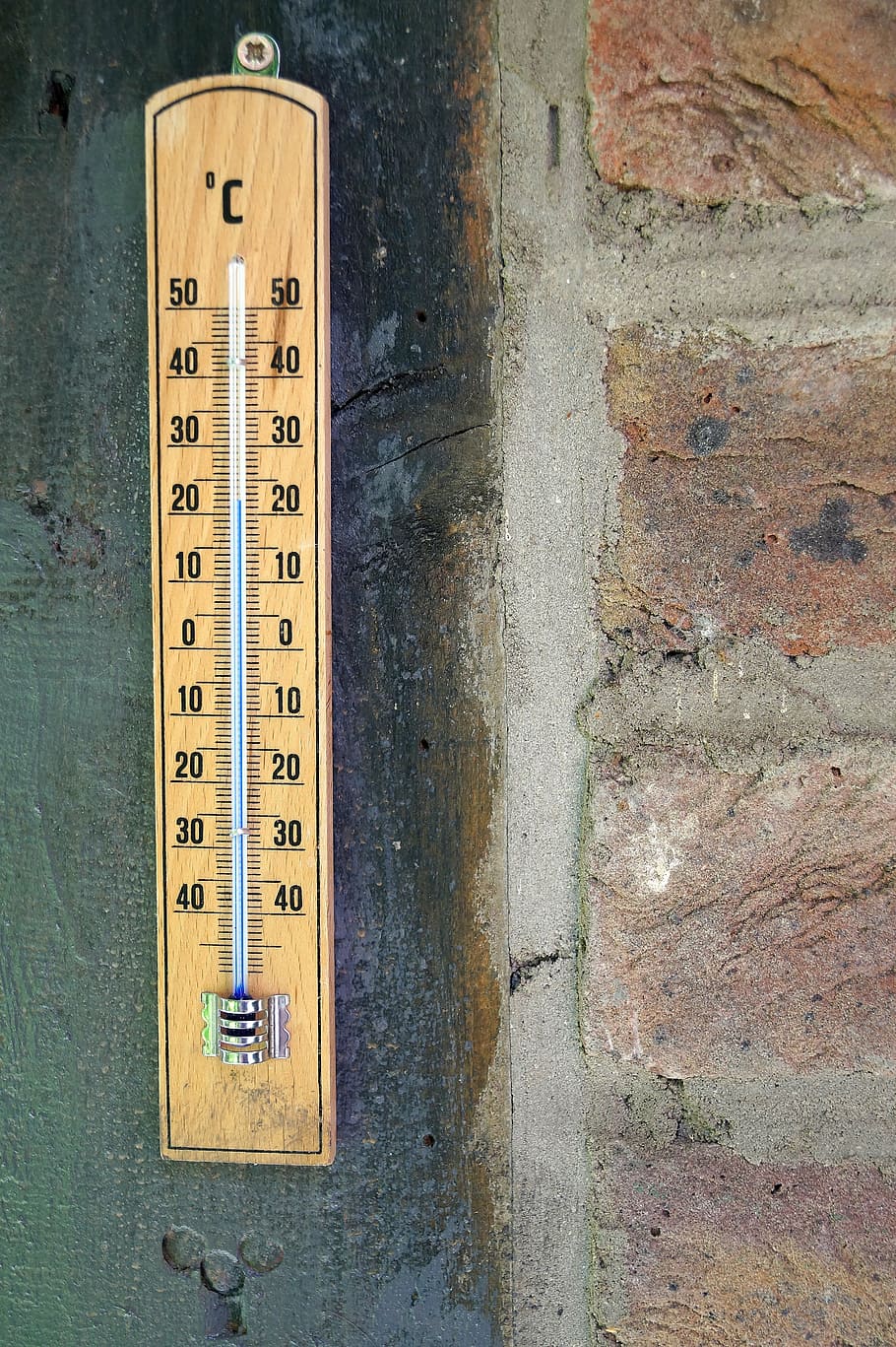 termòmetre marró, termòmetre, graus Celsius, escala, temperatura, aussentempteratur, termòmetre de fusta, instrument de mesura, fahrenheit, celsius, temps, equipament, nombre, cap gent, primer pla, dia, funció de construcció de parets, precisió, estructura construïda, calor - temperatura, a l'aire lliure, arquitectura, natura morta, material de fusta, naturalesa, vell, concret, 5K
