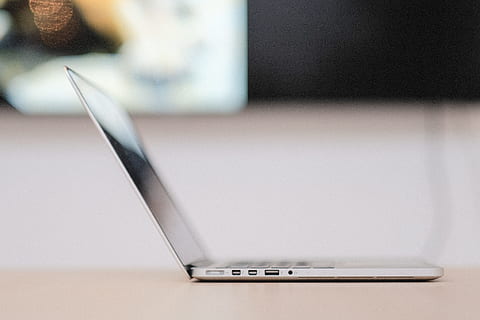 grå bærbar computer, overfladisk, fokus foto, grå, bærbar computer, hvid, bærbar, træbord, teknologi, macbook, computer, nethinden macbook, forretning, internet, bord, trådløs teknologi, tæt på, kontor, skrivebord, arbejder, forbindelse, meddelelse, indendørs, computerudstyr, ingen mennesker, tastatur, computer tastatur, stilleben, computer netværk, fokus på forgrunden, usb kabel, computerskærm, 4K, CC0, offentligt domæne, royaltyfrie