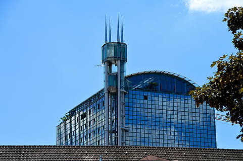 Wolkenkratzer, Aufzug, Stadt, Hotel, Turm, spitz, Himmel, Blau, Kempten, Bayern, die Architektur, Glasfront, Turmhaus, Glas, Spiegeln, Wolke, Stadt zu Hause, Dächer, Innenstadt, Stadtplanung, leben und arbeiten, Gebäudehülle, gebaute Struktur, Natur, Industrie, Tag, keine Leute, klarer Himmel, Reiseziele, Gebäude, Baum, Pflanze, Fabrik, draußen, modern, Reise, Metallindustrie, Legierung, stehlen, 5K, CC0, gemeinfrei, lizenzfrei
