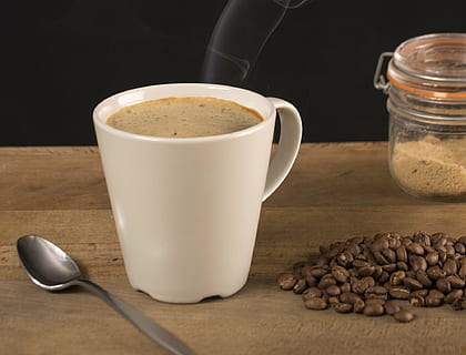 Kaffee, Zeit, Aromen, Essen und Trinken, Kaffee trinken, Getränk, Tasse, Erfrischung, Becher, Kaffeetasse, Frische, Lebensmittel, geröstete Kaffeebohne, Löffel, Essgeschirr, Holz - Material, Nahansicht, Tabelle, Küchenutensilien, drinnen, Stillleben, keine Leute, Koffein, Latté, Geschirr, schwarzer Hintergrund, Krug - Krug, 1080P, CC0, gemeinfrei, lizenzfrei