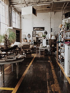 arquitectura, edificio, infraestructura, estructura, establecimiento, ventanas, interior, lámpara, planta, adentro, nadie, mesa, mueble, material de madera, negocio, asiento, silla, ausencia, día, industria, piso, cuarto doméstico, antiguo, abandonado, fábrica, vacío, estructura construida, sucio, 2K, CC0, dominio público, libre de derechos