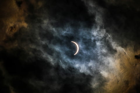 halvmånen, dækket, skyer, fotografering halvmånen, formørkelse, Sky, himmel, måne, sol, røg, blå, gul, Missouri, kansascity, USA, gemmeleg, morgen, flare, amerikansk, plads, astronomi, nat, sky - himmel, mørk, scenics - natur, skønhed i naturen, natur, ingen mennesker, lav vinkel visning, naturligt fænomen, udendørs, ro, rolig scene, solformørkelse, cloudscape, måneskin, planetmåne, ildevarslende, 5K, CC0, offentligt domæne, royaltyfrie