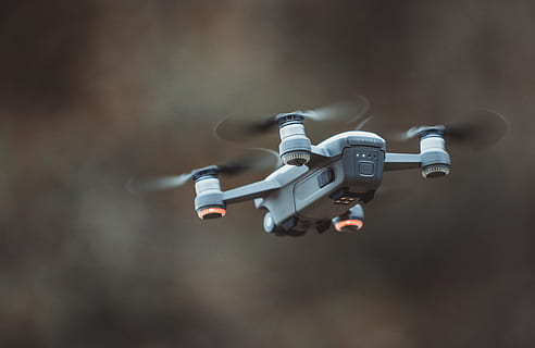 drone quadcopter abu-abu, kamera, dengung, penerbangan, gadget, makro, di luar rumah, teknologi, di udara, fokus pada latar depan, pengawasan, gerakan, tidak ada orang, futuristik, modern, keamanan, hari, fokus selektif, gerakan kabur, alam, peralatan media, ilmu, kecepatan, merapatkan, konsep kakak laki-laki - orwellian, 4K