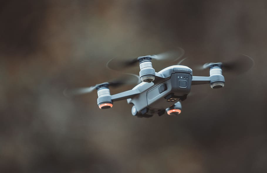 drone quadcopter gris, càmera, drone, volant, gadget, macro, a l'aire lliure, tecnologia, a l'aire, centrar-se en primer pla, vigilància, moviment, cap gent, futurista, modern, seguretat, dia, enfocament selectiu, moviment borrós, naturalesa, equipament de suports, ciència, velocitat, primer pla, germà gran - concepte orwelliano, 4K