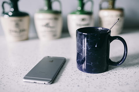 crème, choux, café, tee, choux à la crème, thé, tasse, gâteau, sucré, tasse de thé, biscuit, café - boisson, boisson, personne, Technologie sans fil, à l'intérieur, La technologie, fermer, journée, la communication, table, lien, agresser, nature morte, téléphone intelligent, téléphone portable, dispositif d'information portable, tasse à café, mise au point sélective, texte, rafraîchissement, Nourriture et boisson, tasse à thé, message, 5K, CC0, domaine public, libre de droits