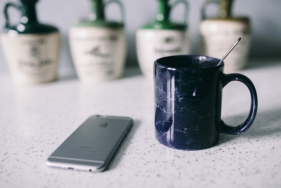 crema, puffs, café, tee, crema de leche, té, vaso, pastel, dulce, taza de té, Galleta, café - bebida, beber, nadie, tecnología inalámbrica, adentro, tecnología, de cerca, día, comunicación, mesa, conexión, jarra, naturaleza muerta, teléfono inteligente, teléfono móvil, dispositivo de información portátil, taza de café, enfoque selectivo, texto, refresco, comida y bebida, taza de te, mensaje, 5K