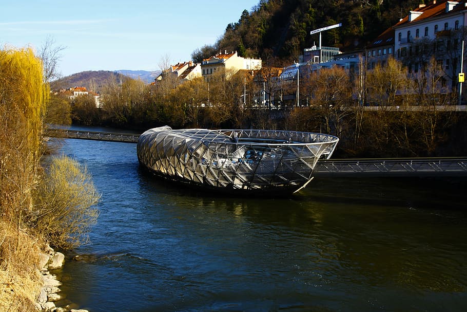 illa, murinsel, graz, estiria, Austràlia, illa d'acconci, metall, ciutat de la cultura, mur, llocs d'interès, aigua, arbre, planta, arquitectura, naturalesa, estructura construïda, vaixell nàutic, transport, dia, riu, reflexió, davant del mar, cap gent, cel, manera de transport, tranquil·litat, exterior de l'edifici, bellesa a la natura, a l'aire lliure, barca de rems, 4K