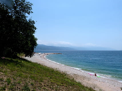Adriatic, sommer, solfylt, hav, Strand, Seascape, himmel, vann, sand, bølge, kyst, marine, kystlinje, scenisk, utendørs, natur, miljø, seaside, land, anlegg, skjønnhet i naturen, tre, naturskjønnhet - natur, ro, rolig scene, dag, tilfeldige mennesker, grønn farge, ikke-urbane scene, horisont over vann, 2K, CC0, offentlig domene, opphavsrett gratis