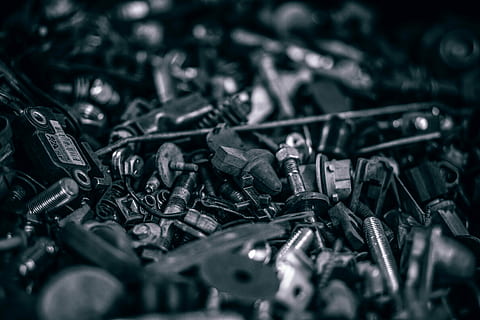grau, Metallteil viel, schwarz, Nüsse, Schrauben, Werkzeug, Werkstatt, Mechaniker, Ingenieur, Reparatur, Bedienung, Schlüssel, einstellen, Instrument, Nahansicht, Auto, Box, Hintergrund, Arbeit, große gruppe von gegenständen, Metall, selektiver Fokus, Fülle, drinnen, keine Leute, Vollbild, Arbeitsgerät, Stillleben, Schraube, Haufen, Bolzen, Hintergründe, Nuss - Verschluss, glänzend, Wahl, Variation, Handwerkzeug, Ausrüstung, 5K, CC0, gemeinfrei, lizenzfrei