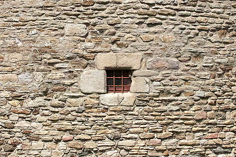 rot, Metallfenster Railo, braun, Metallfenster, schließen, Wand, Fenster, Bar, Fensterleiste, Gefängnis, gebaute Struktur, die Architektur, Gebäudehülle, Gebäude, Steinwand, keine Leute, Tag, Wandbau - Funktion, solide, Flachwinkelansicht, draußen, alt, Sonnenlicht, stein material, texturiert, Muster, die Vergangenheit, Haus, 1080P, CC0, gemeinfrei, lizenzfrei