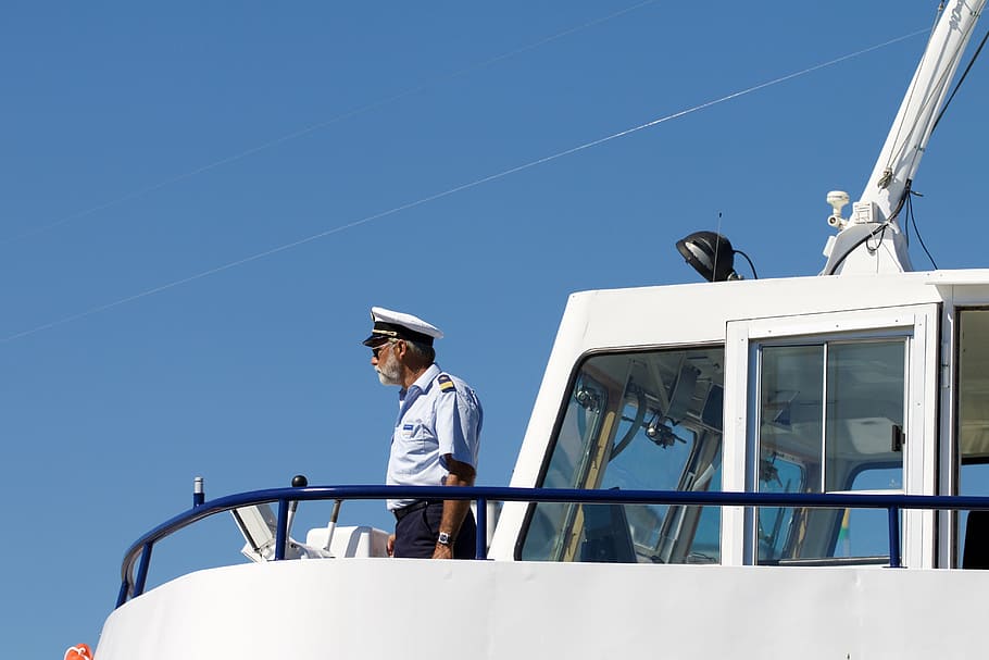 mand, hvid, uniform, stående, skib, kaptajn, bro, transportform, transportmidler, herrer, himmel, hat, voksen, sollys, dag, lav vinkel visning, natur, mennesker, blå, hanner, rejse, solrig, rigtige mennesker, skyfri himmel, nautiske fartøj, udendørs, 5K