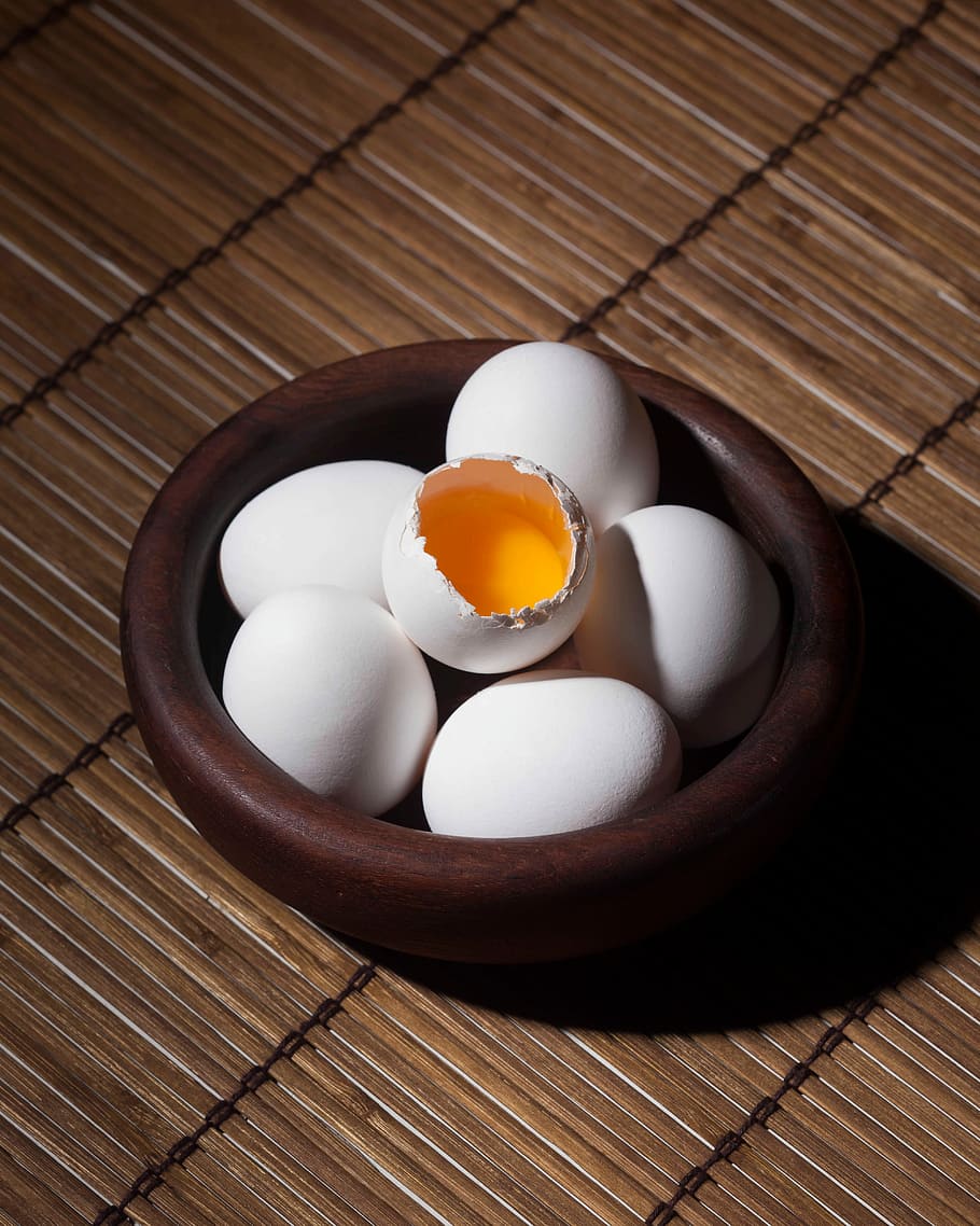 esquerdat, ou, cinc, ous, endins, bol, menjar, ous d’animals, rovell d'ou, esmorzar, marró, aliments crus, cuinar, ingredient, colesterol, material de fusta, frescor, blanc, alimentació saludable, menjar i beguda, ou fregit, blanc d'ou, benestar, natura morta, taula, a l'interior, cap gent, llest per menjar, primer pla, vista d’angle alt, closca d'ou, ou bullit, 4K