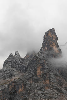 brunt fjell, antenne, fotografering, tåkete, fjell, Sky, topp, toppmøte, stein, skjønnhet i naturen, bergformasjon, fast, rock-objekt, natur, ro, rolig scene, naturskjønnhet - natur, himmel, ingen folk, geologi, fysisk geografi, ikke-urbane scene, tåke, reisemål, dag, dannelse, fjellkjede, utendørs, fjelltopp, erodert, 5K, CC0, offentlig domene, opphavsrett gratis
