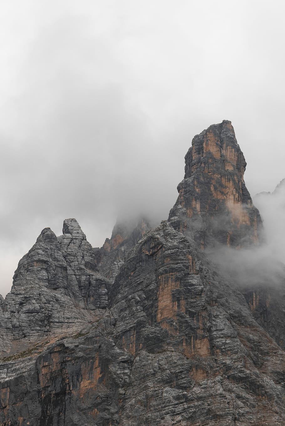 brunt fjell, antenne, fotografering, tåkete, fjell, Sky, topp, toppmøte, stein, skjønnhet i naturen, bergformasjon, fast, rock-objekt, natur, ro, rolig scene, naturskjønnhet - natur, himmel, ingen folk, geologi, fysisk geografi, ikke-urbane scene, tåke, reisemål, dag, dannelse, fjellkjede, utendørs, fjelltopp, erodert, 5K