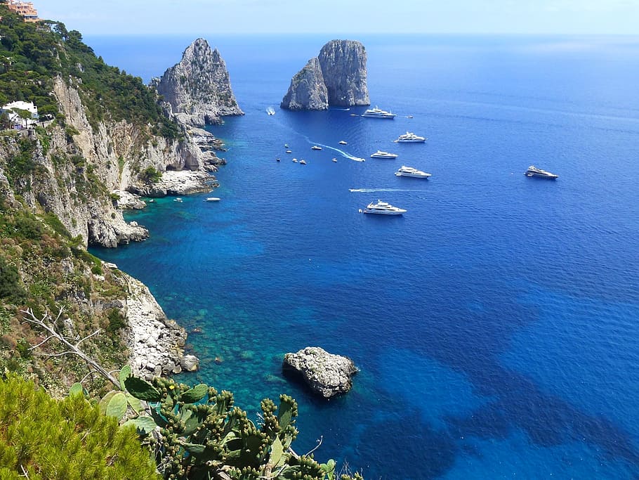 aèria, fotografia, 6 embarcacions a vela, aigua, durant el dia, capri, marí, penya-segats, mar, escenics - natura, bellesa a la natura, escena tranquil·la, blau, rock, tranquil·litat, vaixell nàutic, terra, rock - object, vista d’angle alt, idíl·lic, dia, transport, horitzó sobre l’aigua, sòlid, formació de roca, naturalesa, cap gent, a l'aire lliure, iot, pila de roca, veler, badia, litoral rocós, color turquesa, 2K