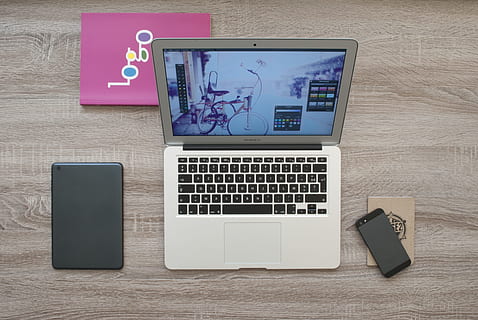 macbook, ipad, iphone, notebook, rezervovat, lavice, stůl, pracovního prostoru, technologie, sdělení, počítač, bezdrátové technologie, spojení, laptop, nábytek, podnikání, uvnitř, počítačové vybavení, přenosné informační zařízení, nikdo, přímo nad, dřevo - materiál, klávesnice, chytrý telefon, obrazovky přístroje, počítačová klávesnice, globální komunikace, 4K, CC0, veřejná doména, bez autorských práv