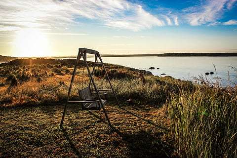 czarny, stalowa huśtawka stołowa, dzień, czarna stal, ławka, huśtawka, Natura, na dworze, krajobraz, niebo, żadnych ludzi, scenics, woda, morze, spokojna scena, lato, trawa, plaża, chmura - niebo, zachód słońca, przemysł naftowy, przemysł, Pompa olejowa, światło słoneczne, spokój, wylądować, roślina, piękno natury, scenics - natura, scena pozamiejska, słońce, pole, brak, 5K, CC0, domena publiczna, darmowe zdjęcia