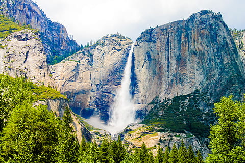 legna, paesaggio, natura, acqua, scogliere, conifera, luce del giorno, autunno, foresta, verde, alto, escursioni a piedi, maestoso, montagna, picco di montagna, nazionale, naturale, all'aperto, parco, fiume, scenario, panoramico, vista, estate, turismo, viaggio, alberi, Stati Uniti d'America, valle, cascata, Yosemite, yosemite valley, bellezza nella natura, scenics - natura, pianta, albero, terra, ambiente, cielo, scena non urbana, scena tranquilla, destinazioni di viaggio, idilliaco, colore verde, catena montuosa, nessuno, acqua corrente, potere in natura, Pino, bosco di pini, formazione, 4K, CC0, dominio pubblico, privo di copyright