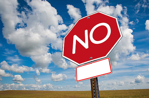 röd, vit, signage, dagtid, Nej, sluta, Stopp skylt, moln, trafik, vägskylt, som innehåller, himmel, sned, snett, perspektiv, luta, väg, skylt, moln - himmel, kommunikation, vägledning, natur, symbol, varningsskylt, blå, väg varningstecken, text, inget folk, transport, resa, riktningsskylt, landskap, utomhus, varningssymbol, 4K, CC0, offentligt domän, royaltyfria