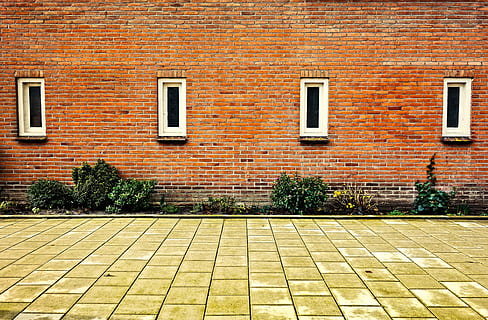 edifici, bloc, paret, paret de maó, finestra, quatre finestres, arbust, paviment, arquitectura, disseny, exterior de l'edifici, estructura construïda, cap gent, dia, porta, maó, entrada, sendera, a l'aire lliure, ciutat, funció de construcció de parets, barri residencial, carrer, vorera, naturalesa, llambordes, 4K, CC0, domini públic, lliure de regalies