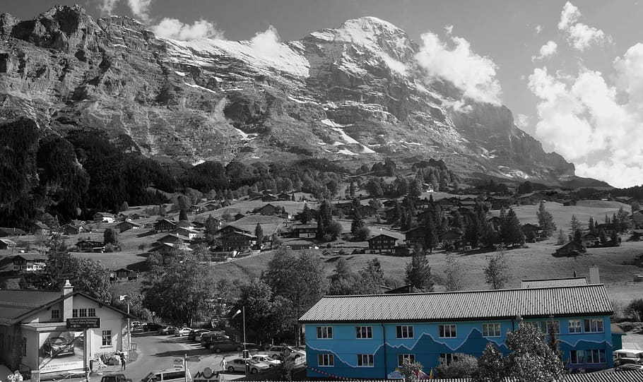 alberg, eiger cara nord, grindelwald, muntanya, estructura construïda, exterior de l'edifici, arquitectura, edifici, naturalesa, barri residencial, ciutat, casa, neu, cel, dia, transport, Serra, manera de transport, cap gent, hivern, a l'aire lliure, arbre, vista d’angle alt, paisatge urbà, 2K