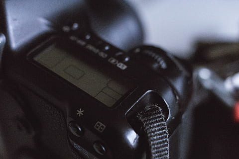 svart dslr kamera, kamera, canon, nærbilde, digitalkamera, dslr, elektronikk, teknologi, selektiv fokusering, kunstkultur og underholdning, innendørs, svart farge, kommunikasjon, musikk, musikk Instrument, ingen folk, forbindelse, kabel, musikalsk utstyr, Nummer, stilleben, virksomhet, enkelt objekt, forretningsfinansiering og næringsliv, strengeinstrument, lær, 5K, CC0, offentlig domene, opphavsrett gratis