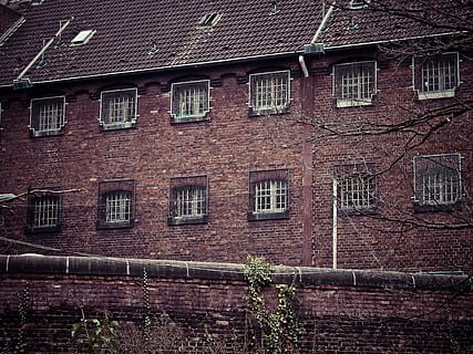 fængsel, fanget, gitter, dom, fængslet, fangenskab, pigtråd, gammel, mursten, bygning, tabte steder, pforphoto, arkitektur, bygget struktur, bygning udvendig, vindue, tag, boligområde, ingen mennesker, hus, dag, murstens væg, væg, udendørs, natur, plante, vedbend, lav vinkel visning, fuld ramme, tagsten, 4K, CC0, offentligt domæne, royaltyfrie