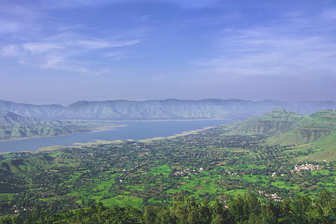 aèria, vista, illa, vista aèria, naturalesa, escenics, paisatge, panoràmica, turó, cel, estiu, muntanya, a l'aire lliure, camp, escena tranquil·la, tranquil·litat, bellesa a la natura, medi ambient, escenics - natura, planta, cap gent, núvol - cel, terra, volcà, dia, arbre, aigua, destinacions de viatge, escena no urbana, cràter volcànic, 5K, CC0, domini públic, lliure de regalies